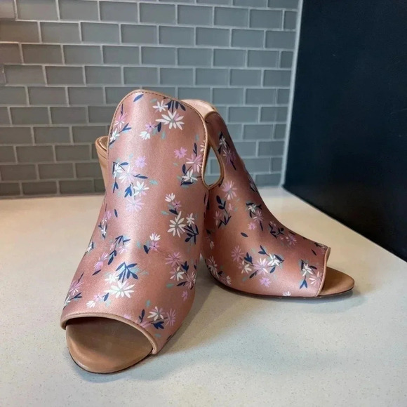 Gently worn, very comfortable, and to with anything size 10 heel size 3” sandals - Picture 1 of 6